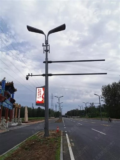 Черный уличный фонарный столб